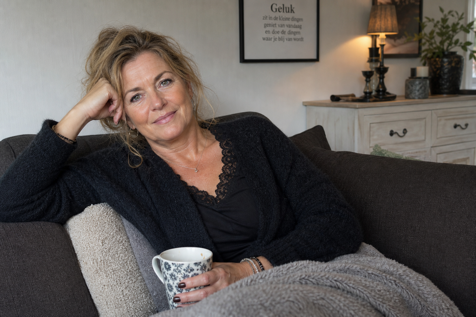 Nederlandse vrouw 54+ rustmoment op bank